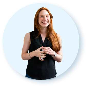 Coach souriante accompagnant les entrepreneurs – programme de coaching PrendsTaPart