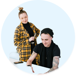 Jeunes entrepreneurs en réunion et interface digitale IA